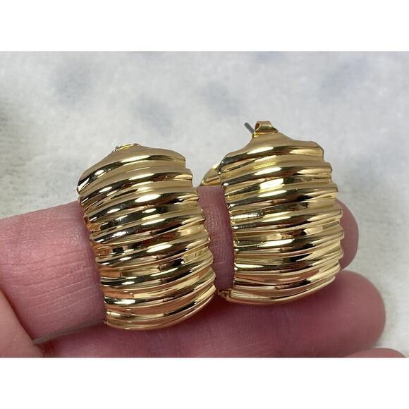 1980s Avon Gold Tone Crinkle Cuff Bracelet and Pierced Earrings Vintage - Picture 8 of 15